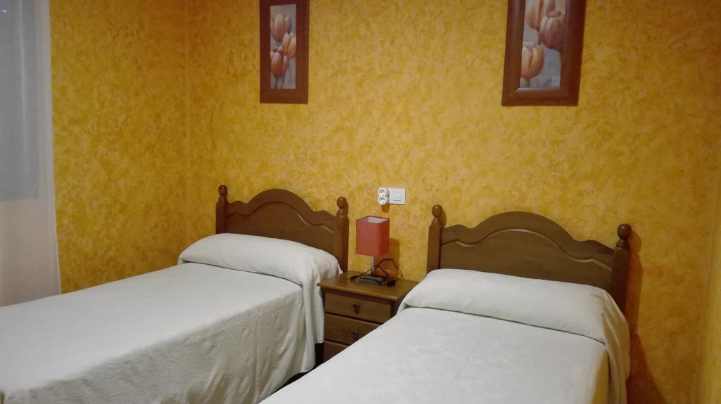 Hostal La Aldaba Hotel Montearagon Екстериор снимка